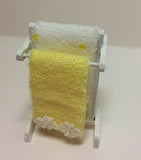 1:12 scale  dollshouse miniature bathroom towel rail with towels